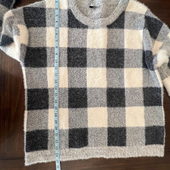 Women's Cyprus Cozy Black & White Plaid Sweater, Size Large - Picture 8 of 9